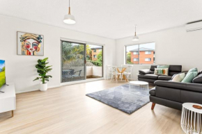 Bright and convenient apartment, close to shops, Sydney